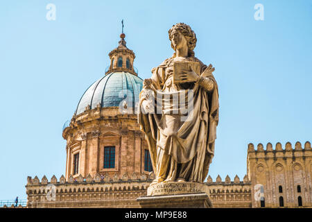 Die berühmte Kathedrale Kirche Santa Rosalia und Statuen von Sant'Oliva in Palermo, Sizilien Insel in Italien. Stockfoto