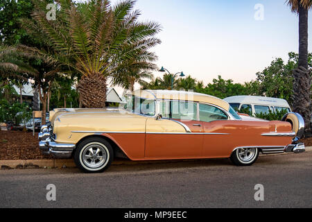 A2 Tür Pontiac Star Chief Auto auf der Straße in Cable Beach, Broome, WA, Australien geparkt. Stockfoto