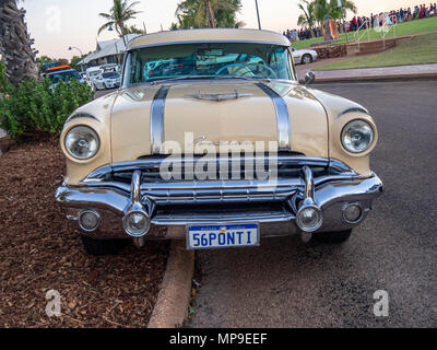 A2 Tür Pontiac Star Chief Auto auf der Straße in Cable Beach, Broome, WA, Australien geparkt. Stockfoto