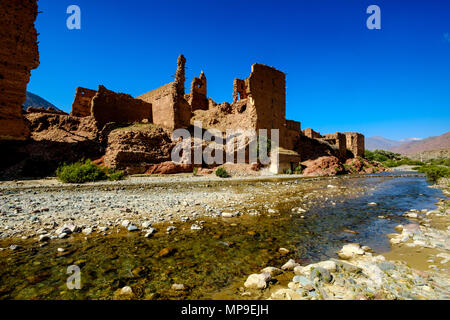 Ein ruiniertes Glaoui Kasbah am Ufer des Oued N'Fis, Marrakesch-tensift-Al Haouz, Marokko Stockfoto