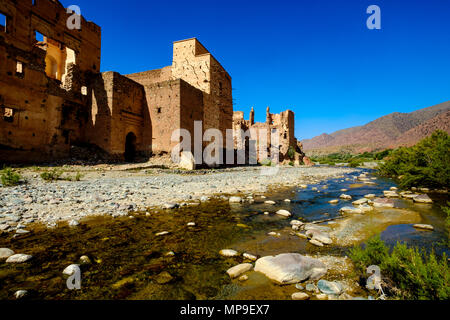 Ein ruiniertes Glaoui Kasbah am Ufer des Oued N'Fis, Marrakesch-tensift-Al Haouz, Marokko Stockfoto