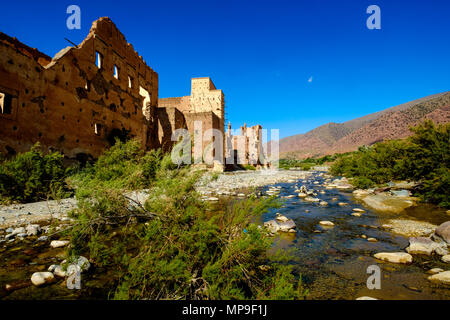 Ein ruiniertes Glaoui Kasbah am Ufer des Oued N'Fis, Marrakesch-tensift-Al Haouz, Marokko Stockfoto