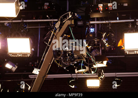 Kamera aufzeichnen auf dem Kran in der Produktion auf Studio und Licht für die Unterhaltungsindustrie auf der Bühne Stockfoto