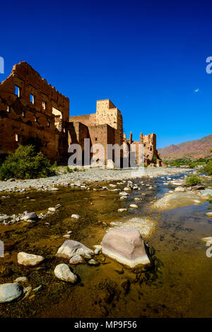 Ein ruiniertes Glaoui Kasbah am Ufer des Oued N'Fis, Marrakesch-tensift-Al Haouz, Marokko Stockfoto