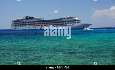 MSC Divina Kreuzfahrt Schiff angedockt im Grand Caymon Stockfoto