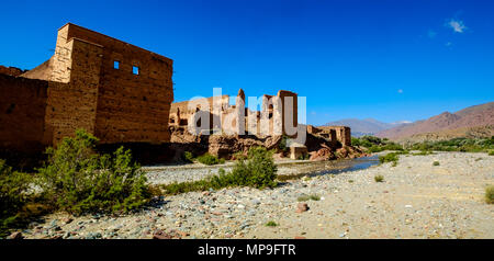 Ein ruiniertes Glaoui Kasbah am Ufer des Oued N'Fis, Marrakesch-tensift-Al Haouz, Marokko Stockfoto