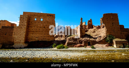 Ein ruiniertes Glaoui Kasbah am Ufer des Oued N'Fis, Marrakesch-tensift-Al Haouz, Marokko Stockfoto