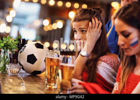 Gruppe von Freunden beobachten Fußball-Spiel im Pub Stockfoto