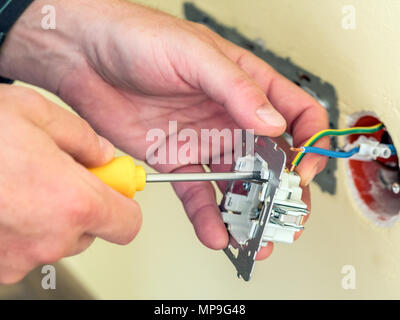 Nahaufnahme der Hände der Elektriker installieren Steckdose Stockfoto