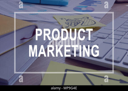 Product Marketing. Schreibtisch mit einem Geschäftsbericht. Stockfoto