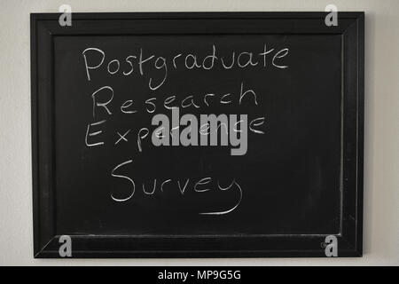 Postgraduate Research Erfahrung Umfrage in weißer Kreide auf einer Tafel an der Wand montiert. Stockfoto