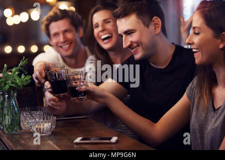 Gruppe von Freunden beobachten Fußball-Spiel im Pub Stockfoto