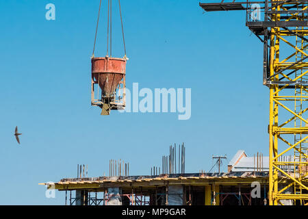 Bau kran baut neue Gebäude Stockfoto