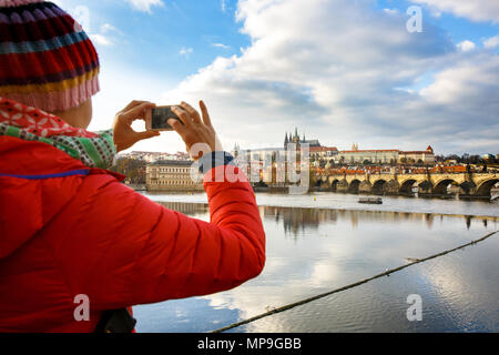 Touristen bewundern fallen Stadtbild von Prag mit Charles Brücke über die Moldau und den Hradschin Burganlage. Reise, Urlaub, Sightseeing anhand von quantitativen Simulatio Stockfoto