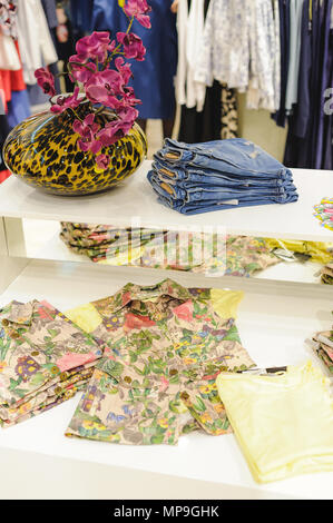 Sommer Outfits in ein Bekleidungsgeschäft in einem Einkaufszentrum Stockfoto