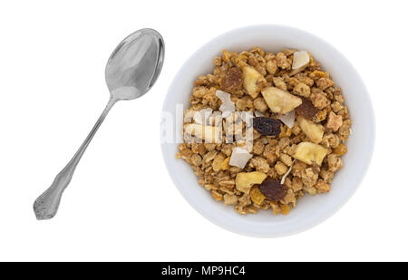 Ansicht von oben Müsli mit Gefriergetrocknete Früchte in eine Schüssel geben und mit einem Löffel an der Seite auf einem weißen Hintergrund. Stockfoto