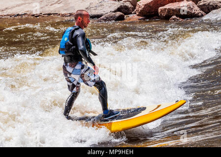 Nach standup paddleboarder; Wildwasser; Arkansas River; Salida, Colorado, USA Stockfoto