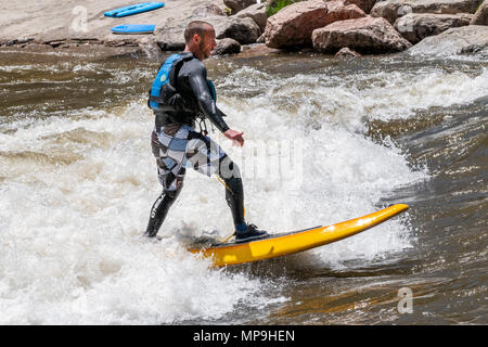 Nach standup paddleboarder; Wildwasser; Arkansas River; Salida, Colorado, USA Stockfoto