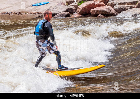 Nach standup paddleboarder; Wildwasser; Arkansas River; Salida, Colorado, USA Stockfoto