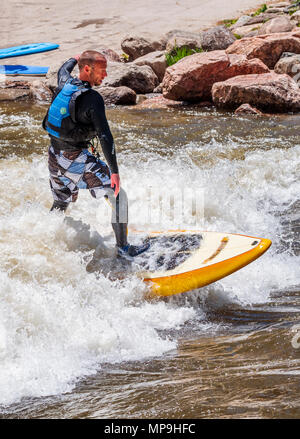 Nach standup paddleboarder; Wildwasser; Arkansas River; Salida, Colorado, USA Stockfoto