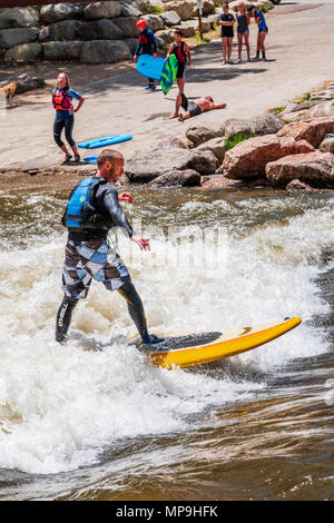 Nach standup paddleboarder; Wildwasser; Arkansas River; Salida, Colorado, USA Stockfoto