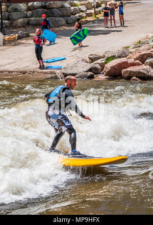 Nach standup paddleboarder; Wildwasser; Arkansas River; Salida, Colorado, USA Stockfoto