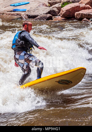 Nach standup paddleboarder; Wildwasser; Arkansas River; Salida, Colorado, USA Stockfoto