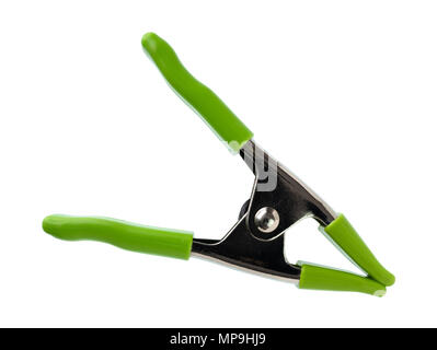 Blick von oben auf ein Metall Federklemme mit grünem Plastik Protektoren auf einem weißen Hintergrund. Stockfoto