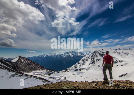 Man steht auf einer Klippe in Snowy Mountains Stockfoto