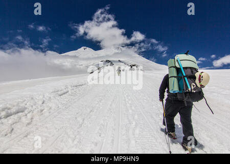 Mann mit Rucksack Klettern in verschneiten Elbrus im Kaukasus Stockfoto