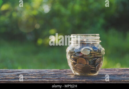 Geld sparen mit Geld Münze in Glas Glas für Finanz- und Rechnungswesen. Stockfoto