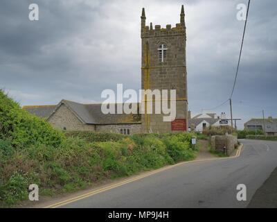 St. Sennen Pfarrkirche gesehen aus über die A 30 mit der Ersten und Letzten Inn in England' gerade noch sichtbar auf der rechten Seite der Kirche Stockfoto