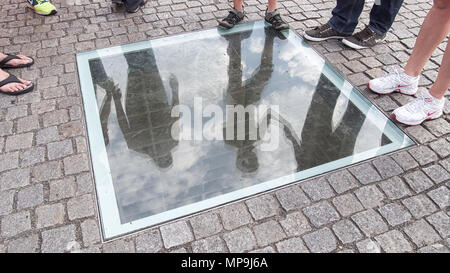 BERLIN, DEUTSCHLAND - 31. JULI 2016: Ein Denkmal für die NS-Bücherverbrennung von Micha Ullman in den Bebelplatz. Stockfoto