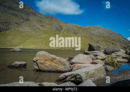 Großen Felsen auf dem flachen Tarn See Bett des alten Mannes Coniston, Lake District, Um Stockfoto