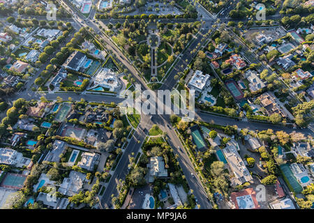 Luftaufnahme von sechs Kreuzung bei N Beverly Drive und N Canon Drive und Lomitas Ave in Beverly Hills, Kalifornien. Stockfoto