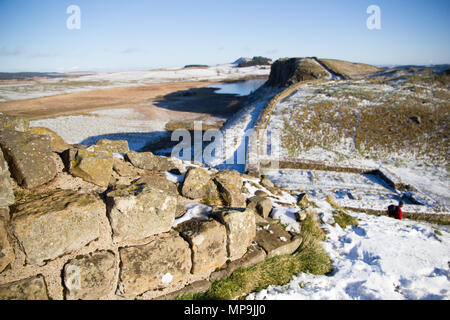 Im Vordergrund des Bildes zeigt Hadrian's Wall im Fokus Hervorhebung der Struktur der Wand, während der Hintergrund der Milecastle 39, Stahl Rigg es Stockfoto