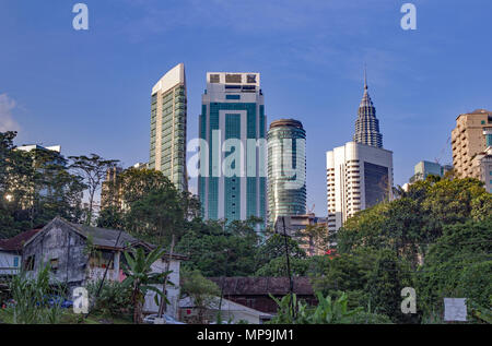 Kontrast des bewaldeten und alte Häuser von Kuala Lumpur gegen die neue und ständig wachsende Hochhaus Entwicklungen gesehen Stockfoto