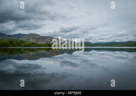 Wolken über Coniston Water im Nationalpark Lake District, Cumbria, Vereinigtes Königreich, Stockfoto