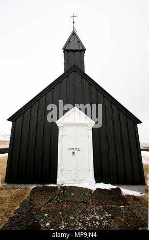 Tor und schwarze hölzerne Kirche von Budir in ‪Iceland Stockfoto