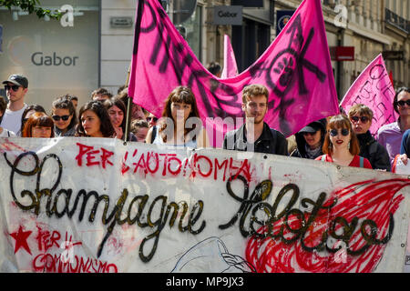 Lyon, Frankreich, 22. Mai 2018: Eine Gruppe von unkontrollierten Demonstranten gesehen werden, wie sie von Gewerkschaften alled nehmen, Beamte werden gesehen, wie sie März i Stockfoto