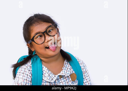 Die asiatischen Gir lächeln und glücklich und bereit Umhängetasche klicken Sie auf weißem Hintergrund zur Schule Stockfoto