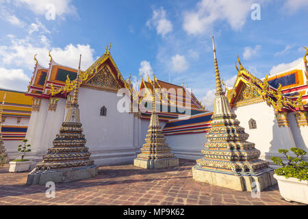 Gebäude und vielen verzierten Chedis des Wat Pho Tempel in Bangkok, der an einem sonnigen Tag. Wahrzeichen von Thailand Stockfoto