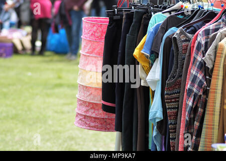 Kleidung auf dem Flohmarkt in Münster. Stockfoto