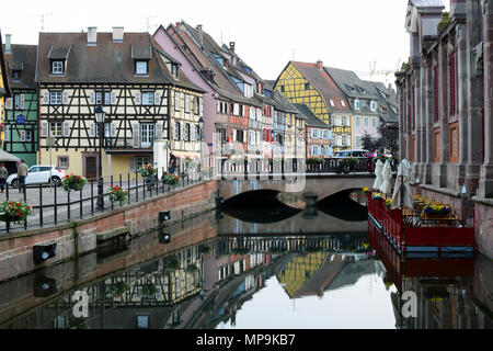 COLMAR, Frankreich - 17. Mai 2018: Kanal, Brücke und Fachwerkhäuser in der quatrer Petite Venise (Klein Venedig) Stockfoto