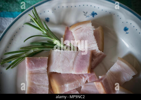 Eine Platte mit Speck Stockfoto