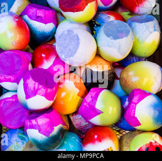 Bunte Konfetti gefüllten Ostern Eierschalen oder Cascarones für Karneval Stockfoto