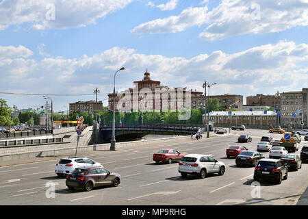 Moskau, Russland - 12. Mai. 2018. Verkehr auf große Ustyinsky Brücke Stockfoto