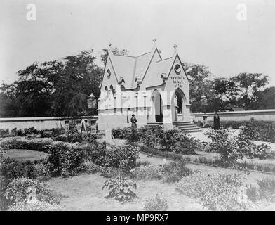 . Englisch: Lunalilo's Tomb, Punchbowl & König Straßen (kawaiahao Kirchhof), Honolulu, Honolulu County, HI. Die 1874-dating durch die Bibliothek des Kongresses ist fehlerhaft, weil die Gruft war nicht bis 23. November 1875 teilgenommen. Nach 1875 aber vor 1900 Stevens, John LEAVITT; Oleson, William Brewster; Stevens, Nellie M. (1900) Reichtum und Wunder von Hawaii; eine charmante Beschreibung Ihrer einzigartigen Geschichte, fremde Menschen, exquisite Klima, wunderbaren Vulkane, luxuriös, Philadelphia: Edgewood Publishing Company, s. 39. gutgeschrieben Hawaii State archive 834 Lunalilo's Tomb (Bibliothek des Kongresses) Stockfoto