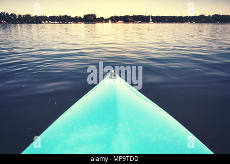 Der Bogen der ein Kajak auf einen stillen See, Farbe getonte Bild, selektive konzentrieren. Stockfoto