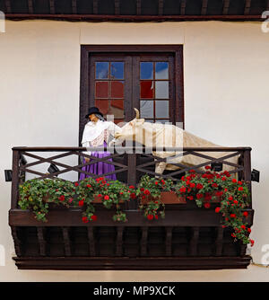 Cw 6187 Dame und eine Kuh auf einem Balkon Teneriffa Werbung für ein Steak Restaurant auf der Kanarischen Insel Teneriffa in Form einer Dame und eine Kuh auf einem Stockfoto